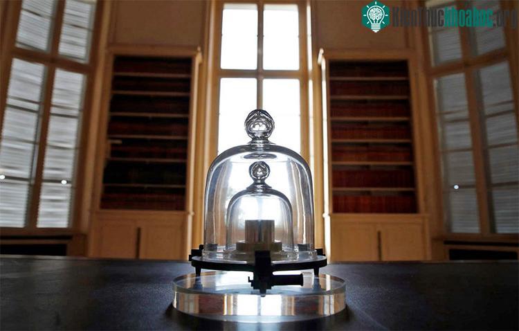 Nguyên mẫu kilogram quốc tế trong hầm an toàn ở Paris. (Ảnh: Independent).