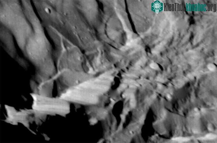 Những mạch nước phun trào ở Enceladus