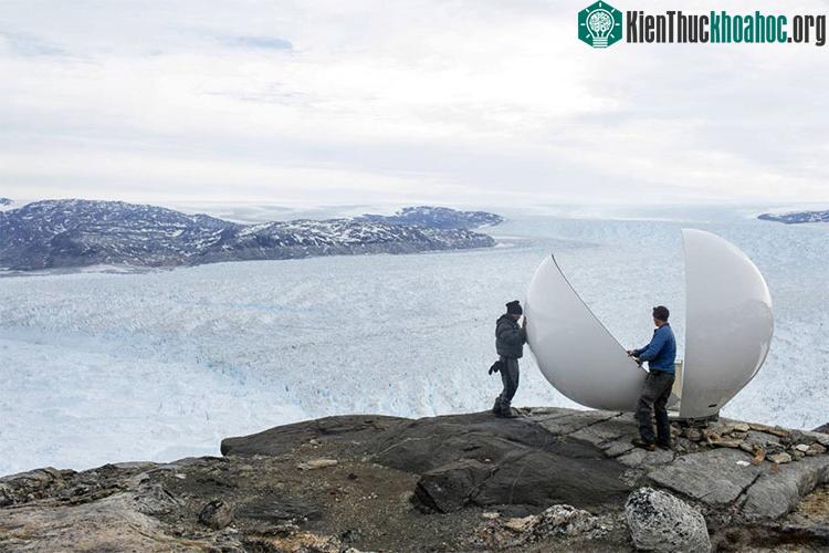 Nhân viên kiểm soát an toàn Brian Rougeux cùng sinh viên Febin Magar lắp ráp một vòm radar