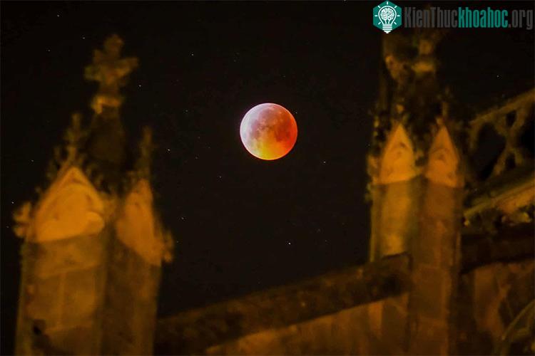Chùm ảnh đẹp mê li về siêu Mặt Trăng máu cuối cùng của thập kỷ ảnh 7