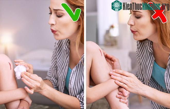 Liếm và thổi vào vết thương nhỏ