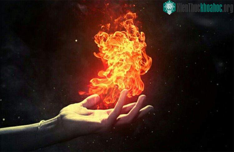 Bàn tay họ tự dưng bốc cháy, trong khi mọi thứ xung quanh họ đều không hề hấn gì.
