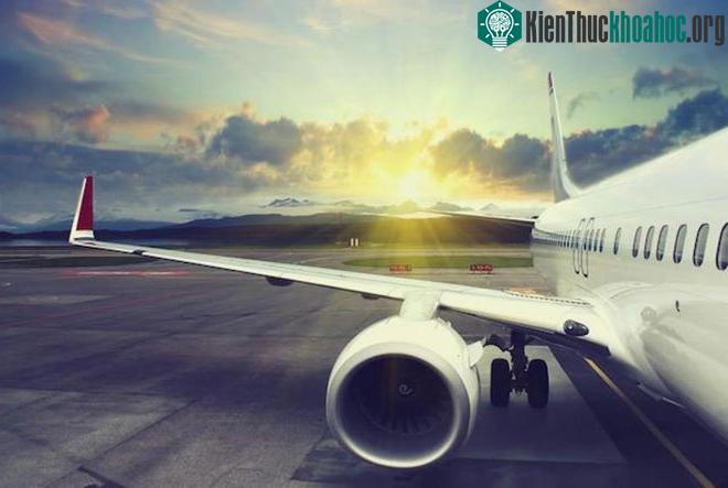 Có rất nhiều nguyên nhân dẫn đến việc những chuyến bay thương mại không trang bị dù cho hành khách.