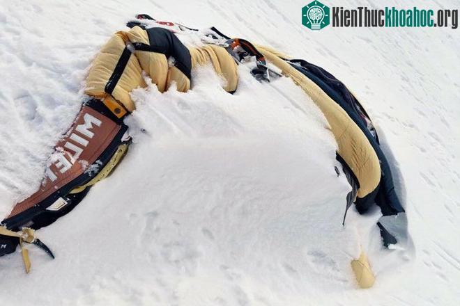 Thi thể của một nhà leo núi người Ấn Độ thiệt mạng vào năm 2016 khi chinh phục đỉnh Everest.