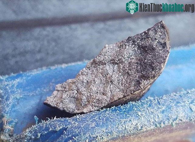 Mảnh vỡ được xác nhận là thiên thạch do người dân thị trấn Viñales, Cuba thu nhặt được ngày 1/2/2019. (Ảnh: AFP/TTXVN)