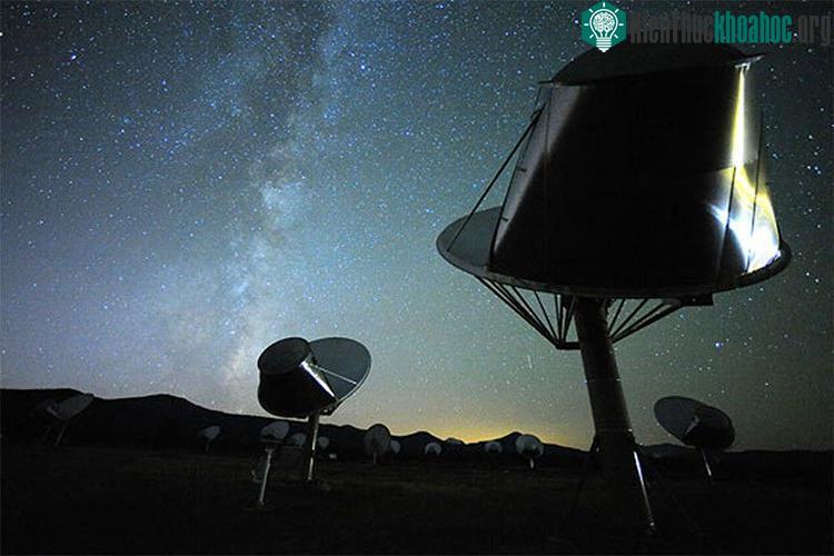 Hệ thống kính thiên văn Allen Telescope Array chuyên tìm kiếm các tín hiệu radio và laser ngoài Trái đất