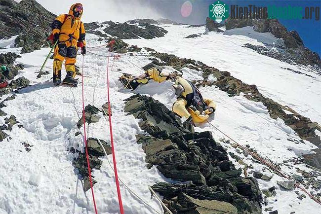 Xác người dần lộ diện trên Everest.