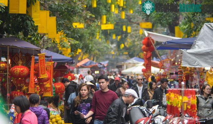 Chợ hoa Hàng Lược chỉ họp một lần trong năm, thông thường từ 23 đến 30 tháng Chạp Âm lịch