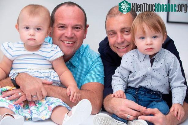 Simon và Graeme Berney-Edwards cùng hai bé sinh đôi.