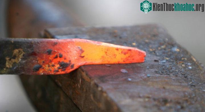 Ấn một vật kim loại nóng đỏ lên trực tiếp hoặc gần một vết thương trên da thịt con người không hoàn toàn là điều phi logic.