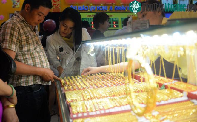 Những người có hệ thần kinh nhạy cảm không nên đeo vàng. (Ảnh: Hữu Khoa).
