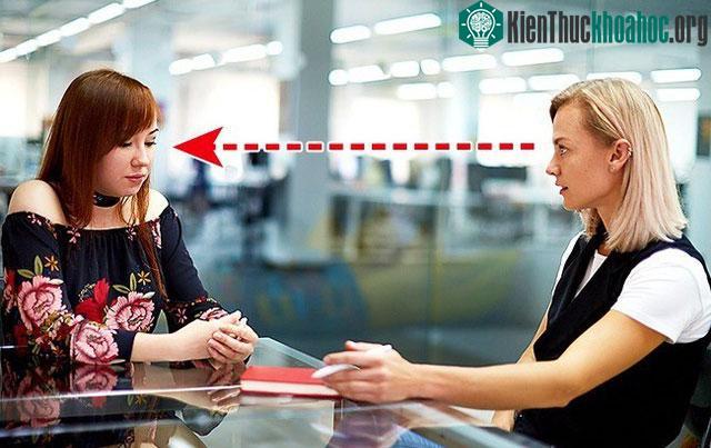 Dù vô tình hay cố ý, hành vi nhìn chằm chằm luôn khiến cho chúng ta cảm thấy không thoải mái.