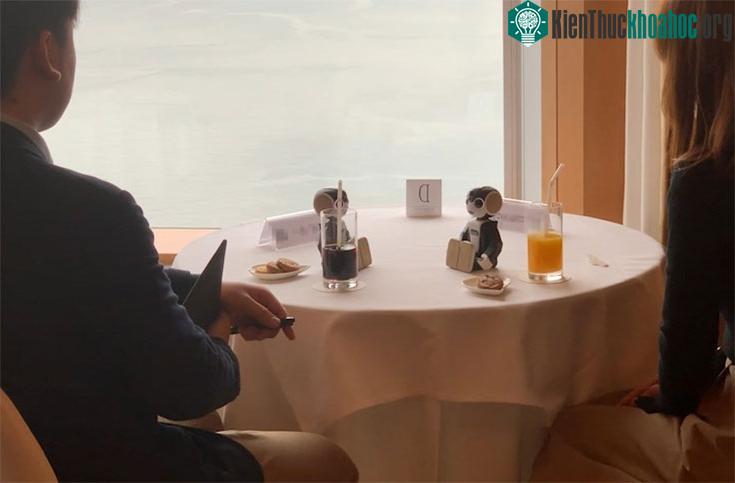 Hai con robot đang thay mặt chàng trai và cô gái trò chuyện cùng nhau - (Ảnh chụp từ video clip).