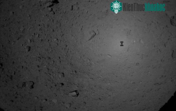 Bóng của tàu Hayabusa 2 trong quá trình chạm xuống bề mặt tiểu hành tinh Ryugu.
