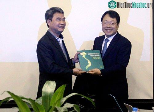 Cục trưởng Đinh Hữu Phí (bìa trái) và chuyên gia KIPA. (Ảnh. M. Hà).