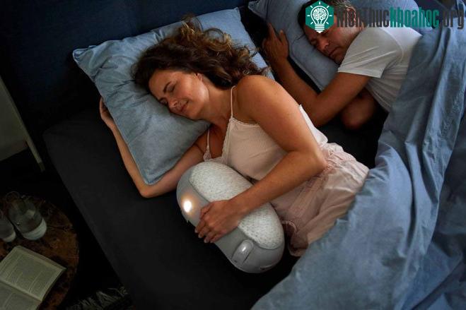 Robot giúp người dùng ngủ ngon nặng bằng con mèo và thở như em bé. (Ảnh: Meetsomnox).