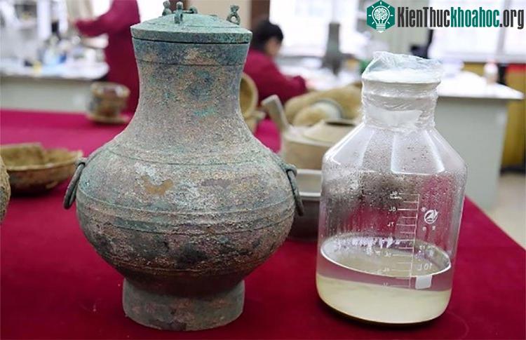 Loại "thuốc trường sinh bất lão" được đựng trong lọ đồng.