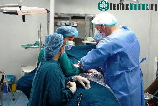 Các bác sĩ tiến hành phẫu thuật cho bệnh nhân M.