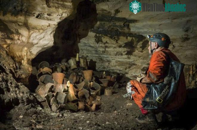 Các nhà khảo cổ học khám phá hang động.