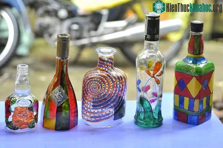 Các chai lọ thuỷ tinh có thể được tận dụng làm đồ trang trí.