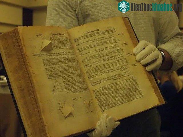 Một cuốn sách dạy hình học không gian được xuất bản vào năm 1570.