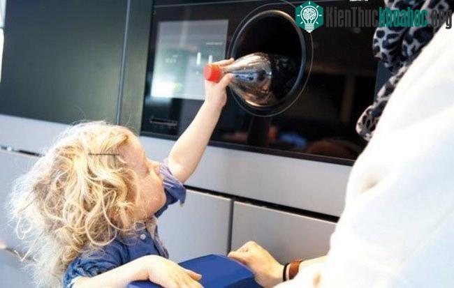 Người tiêu dùng nhận được tiền khi trả lại chai nhựa tại những chiếc máy tự động đặt quanh thành phố.