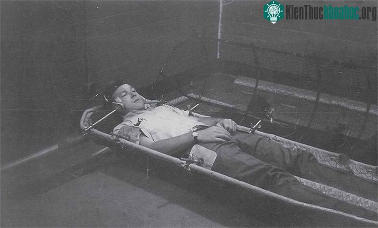 David Myerc tiến hành thử nghiệm năm 1961 trong lồng kim loại lắc sang trái phải liên tục.