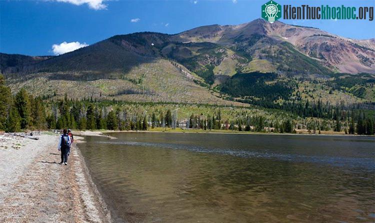 Suối nước nóng Heart Lake Geyser – “nhà” của loại vi khuẩn vừa có khả năng “ăn” vi khuẩn lại phát ra điện.
