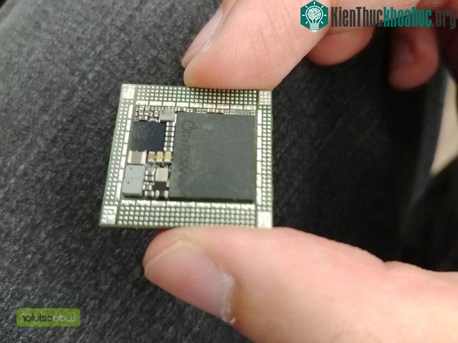 Bên trong Snapdragon SiP gồm hơn 400 thành phần linh kiện.