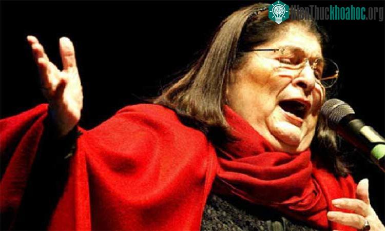 Mercedes Sosa nổi tiếng khắp châu Mỹ Latinh và nhiều quốc gia ngoài khu vực khi hát những bài hát về tự do.