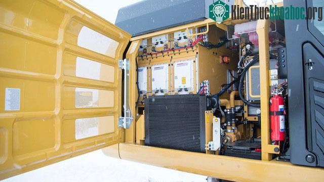 Cục pin 3,4 tấn của chiếc máy xúc.