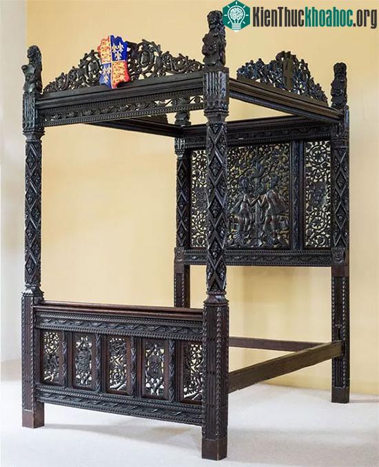 Chiếc giường bốn cọc.