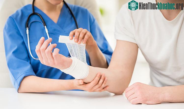 Vệ sinh vết thương đúng cách sẽ giúp làn da dễ chịu hơn.