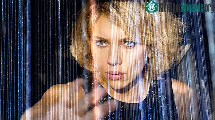Nhân vật Lucy (Scarlett Johansson thủ vai) trong bộ phim cùng tên có thể nhìn thấy được cả sóng điện thoại.