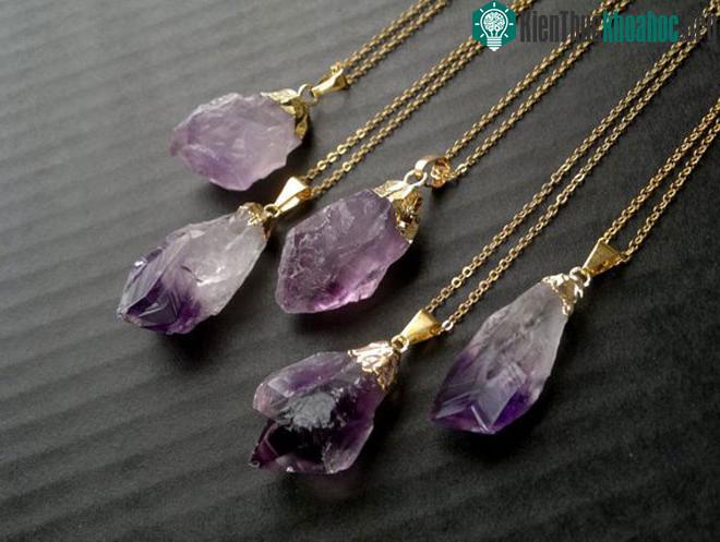 Người có tính khí thất thường và nóng tính nên đeo trang sức thạch anh tím. (Ảnh: Etsy).