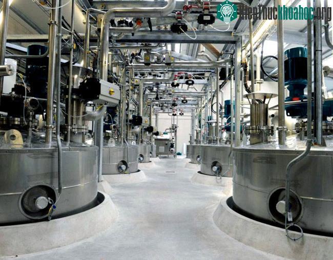 Bên trong Futurol với các bồn lên men phục vụ cho việc sản xuất ethanol.