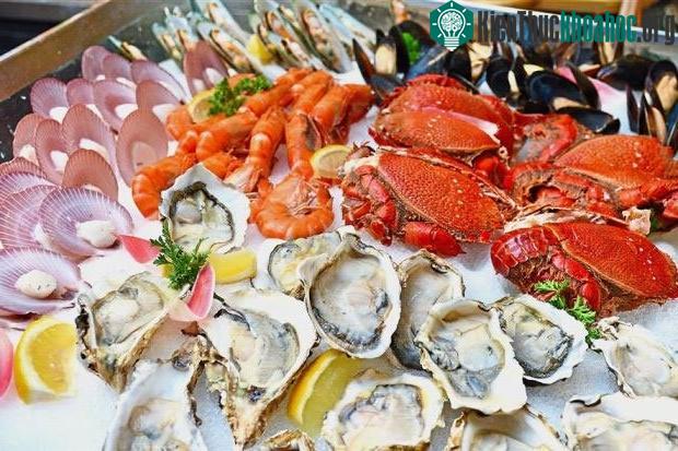 Nên cẩn trọng khi cho trẻ em ăn hải sản.