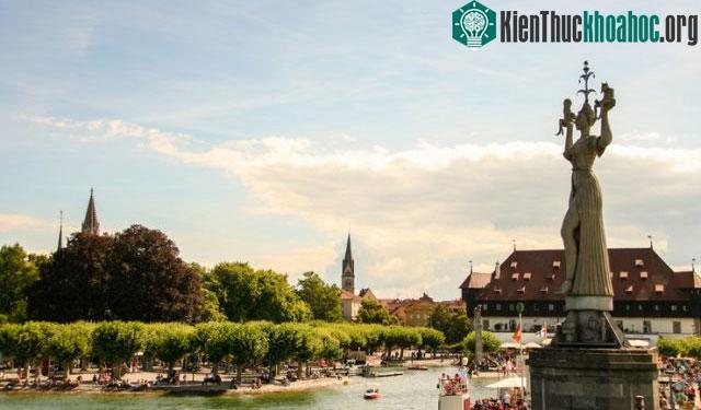 Biên giới giữa thành phố của Konstanz ở Đức và Kreuzlingen ở Thụy Sĩ được thiết lập trong thời gian chiến tranh