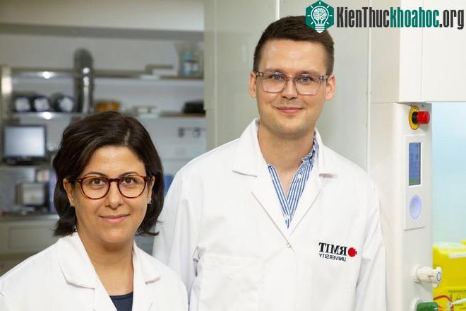 Hai giáo sư RMIT là Torben Daeneke và Dorna Esrafilzadeh.