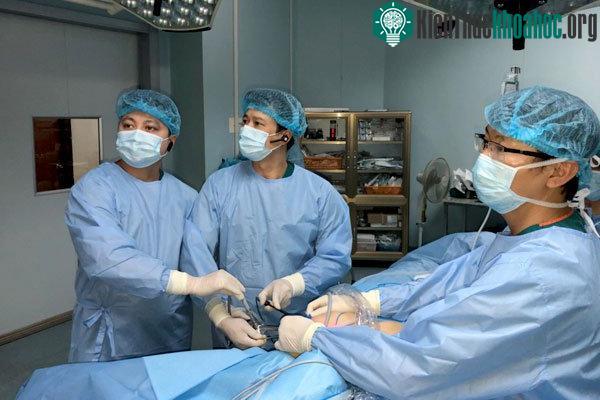 BS Hiệp cùng ekip thực hiện phẫu thuật cho bệnh nhân.