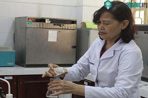 PGS Đồng Kim Loan trong phòng thí nghiệm. (Ảnh: Phan Minh).