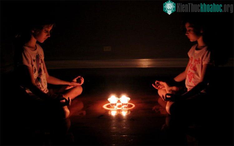 Tập thể dục&nbsp;dưới ánh nến