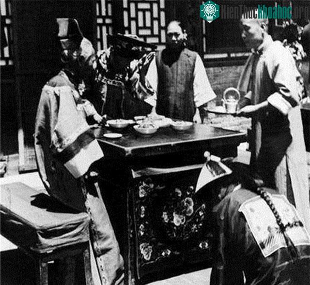 Sau khi thực hiện đầy đủ các nghi thức truyền thống, gia đình cùng họ hàng thân thích, người quen sẽ cùng tham dự một bữa yến tiệc thịnh soạn trong tiếng kèn, pháo nổ linh đình.