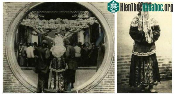 Một cô dâu khác với trang phục cầu kì cùng màn che và được người hầu đưa vào lễ đường