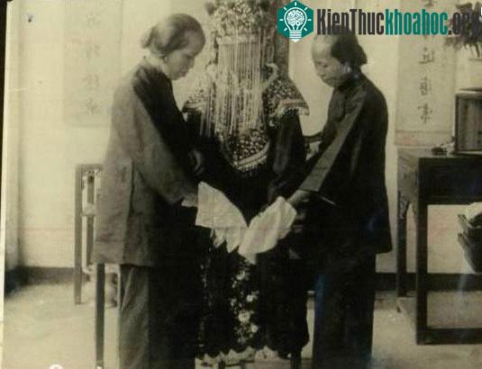 Những người hầu gái sẽ ở bên cạnh đỡ tân nương cho đến khi đưa vào động phòng.