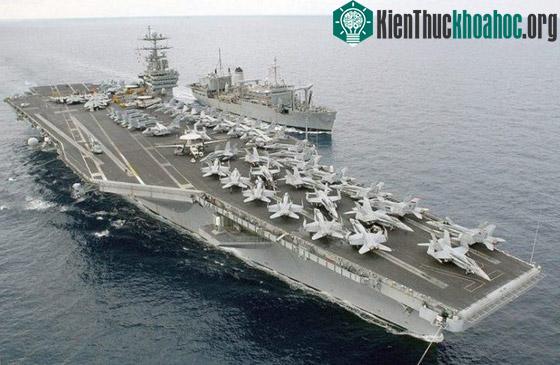 USS Harry Truman cùng với tàu bệnh viện USNS Spica (T-AFS-9).