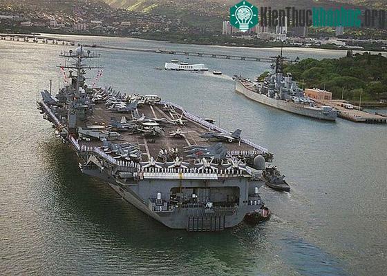 Tàu sân bay USS Carl Vinson đi vào Trân Châu Cảng cùng tàu chiến USS Missouri.