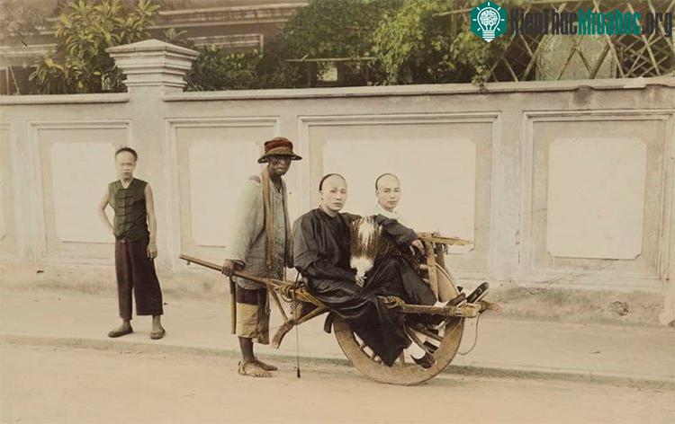 Bộ ảnh Trung Quốc thế kỷ 19 của ông phản ánh chân thực quang cảnh đường phố với các thương nhân, những công trình kiến trúc