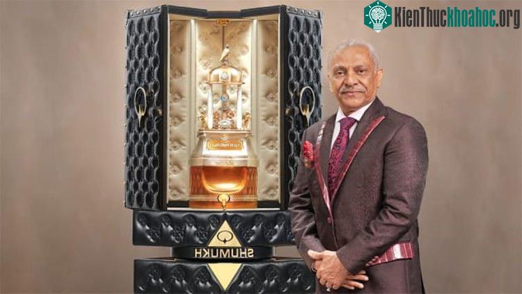 Người sáng lập và chủ tịch của Tập đoàn nước hoa Nabeel Asghar Adam Ali đứng cạnh lọ nước hoa "Shumukh".