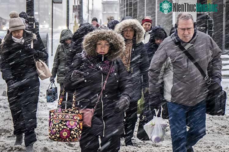 Người đi làm buổi sáng 28/1 dưới tuyết rơi dày tại đường Wacker Drive ở thành phố Chicago,